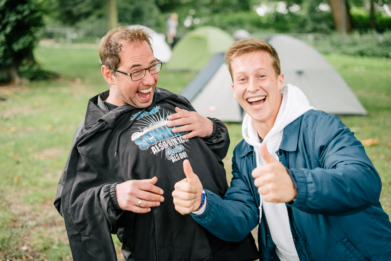Sponsoring ist keine Einbahnstraße: Alex Stinshoff (rechts) hatte auf der Messe für Bodo Hellwig, der ein passionierter Schalke-Fan ist, das perfekte Geschenk dabei. HAHAHA!