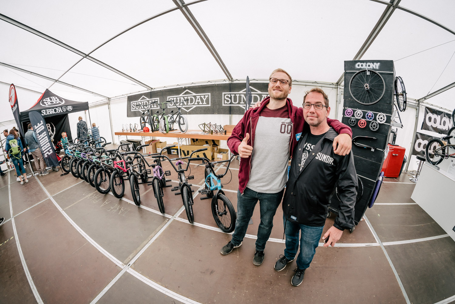 Keiner Wunder, dass die gut gelaunt waren: Björn Heyer (links) und Bodo Hellwig von SIBMX hatten nämlich unter anderem die neue Komplettkollektion von Sunday Bikes im Gepäck