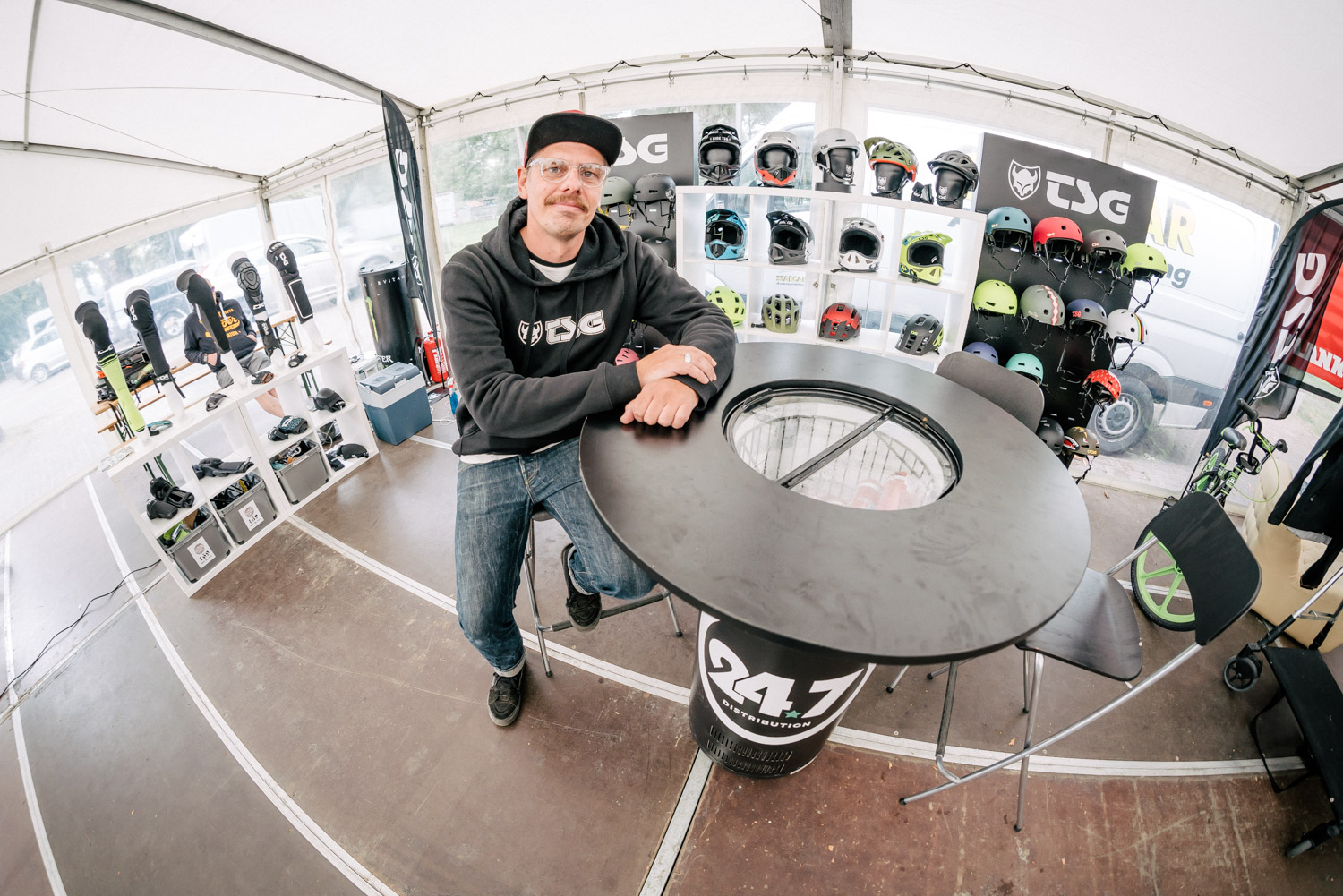 Arne Lübcke von 24/7 Distribution hatte neben haufenweise Helmen und Schutzausrüstung von TSG auch Kaltgetränke für durstige Messebesucher im Gepäck. Bester Mann!