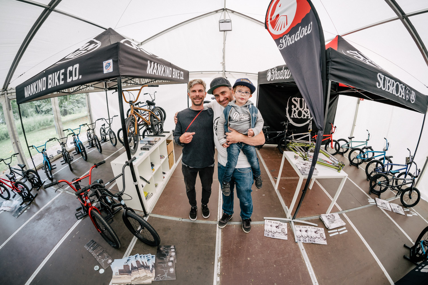 Christoph Huber von Unity/Mankind mit seinem Haus- und Hofgrafiker Peter Punk (links) und seinem Sohn Ben auf dem Arm