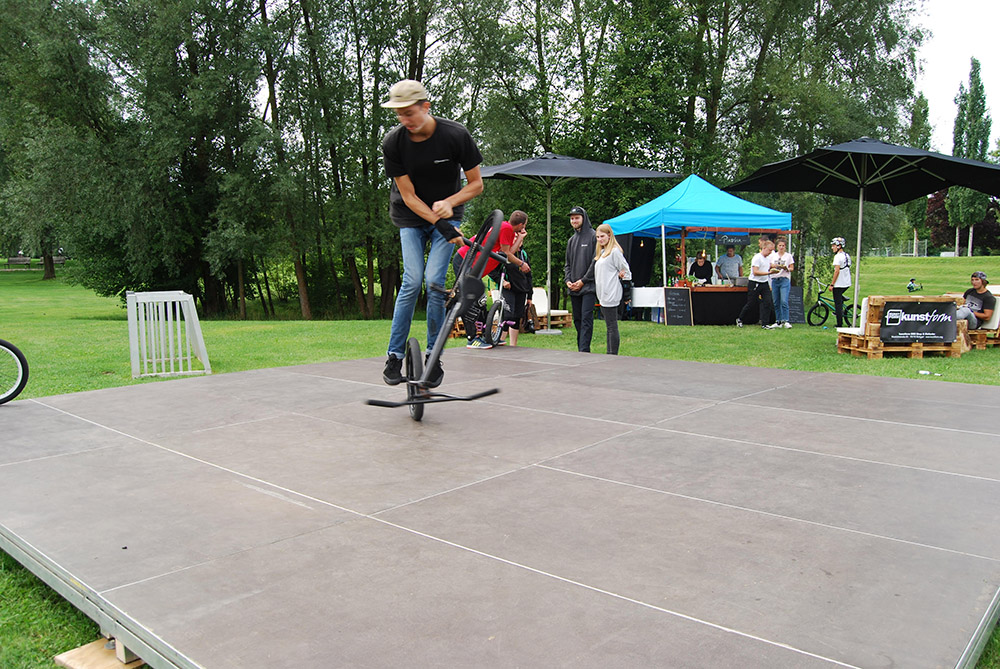 Der kunstform-Teamfahrer Markus Schwital hat im vergangenen Jahr schon mal die Flatlandfläche beim BMX Männle Turnier angetestet und für gut befunden