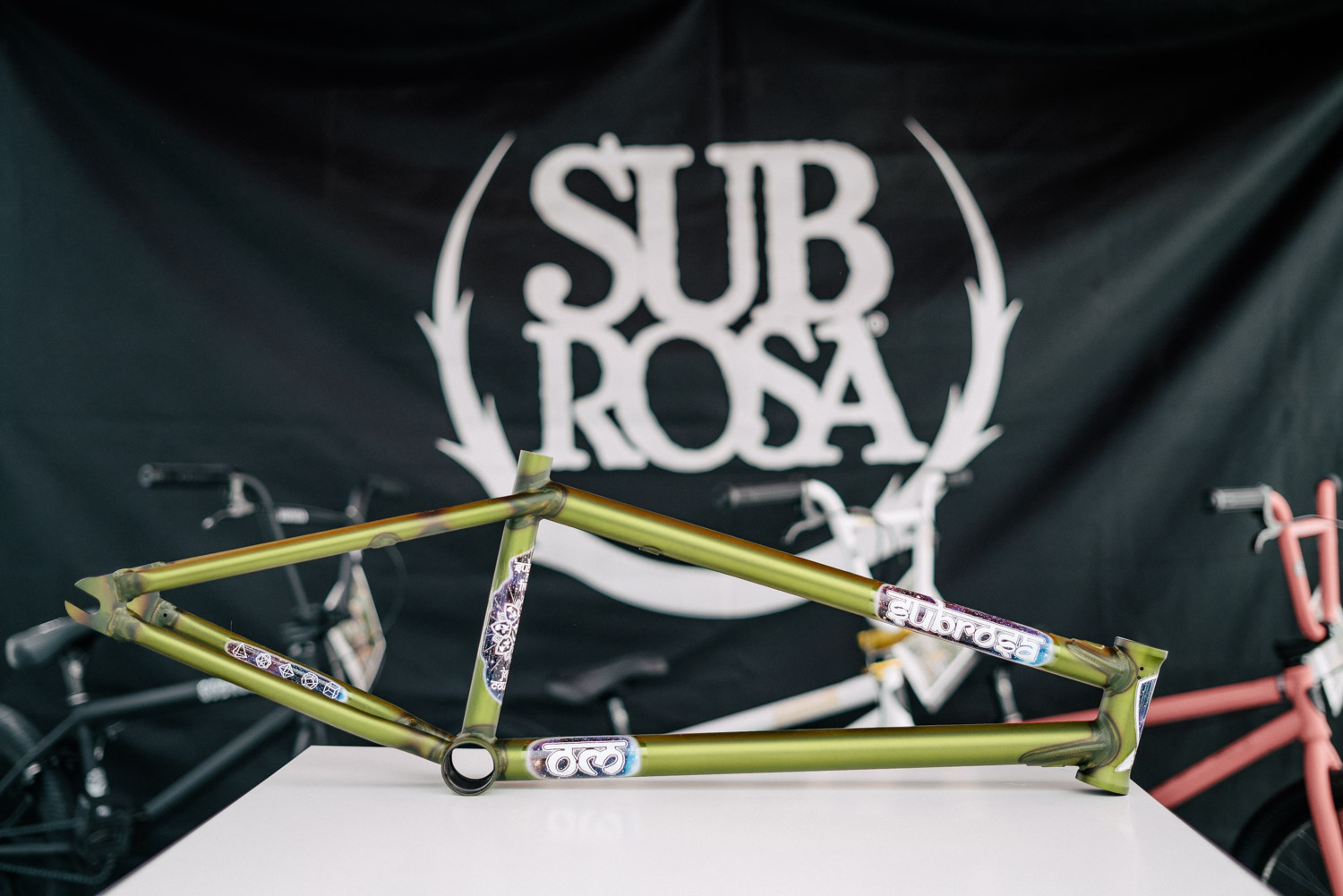 Spirituell angehauchte BMXer sind bei Joris Coulombs Signaturerahmen von Subrosa an der richtigen Adresse. Der hat nämlich nicht nur einen kurzen Hinterbau (12,9"), sondern auch einige hinduistisch beeinflußte Sticker und hört auf den Namen "OM" 