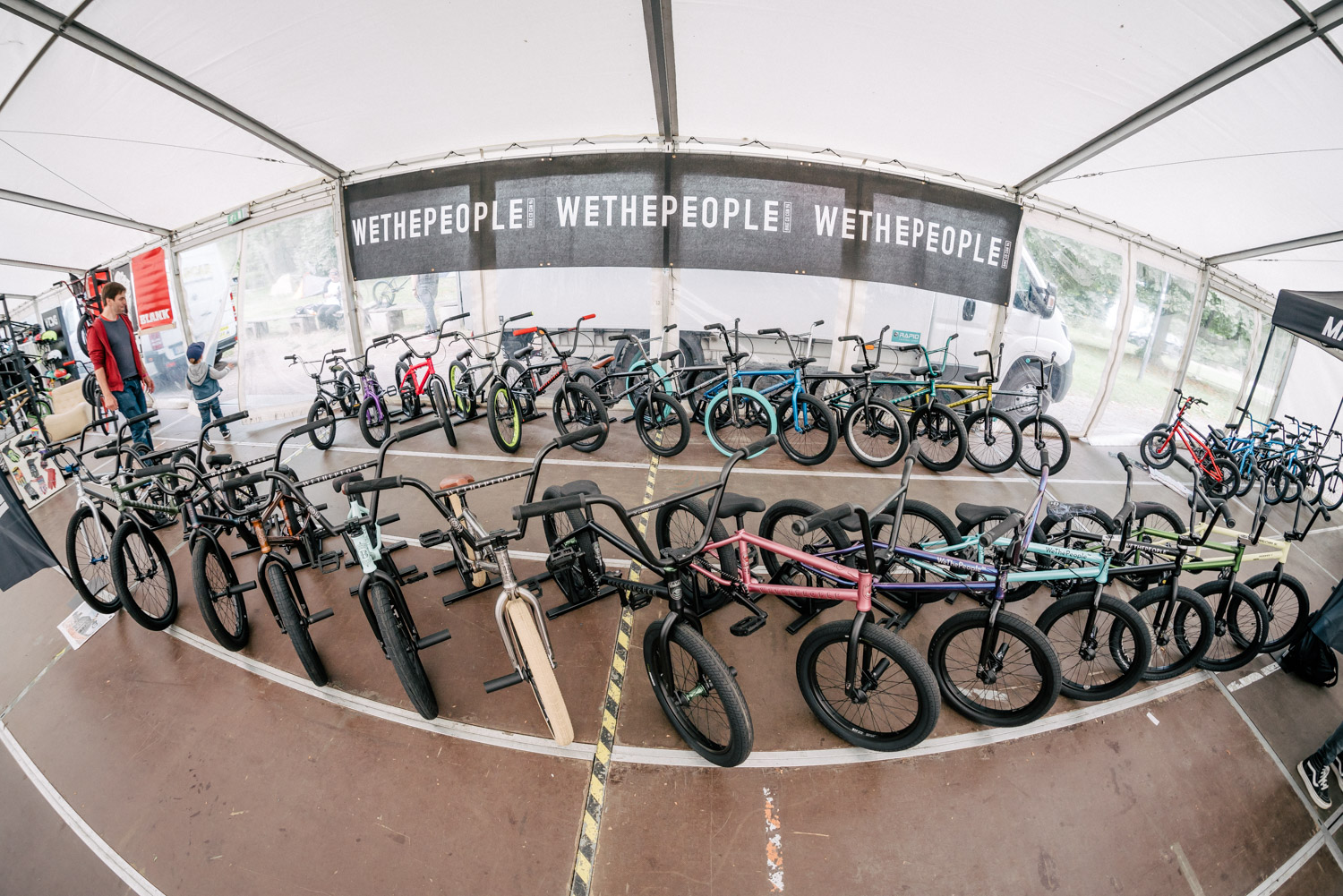 Gleich gegenüber gab es die Weltpremiere der neuen Kompletträder von wethepeople