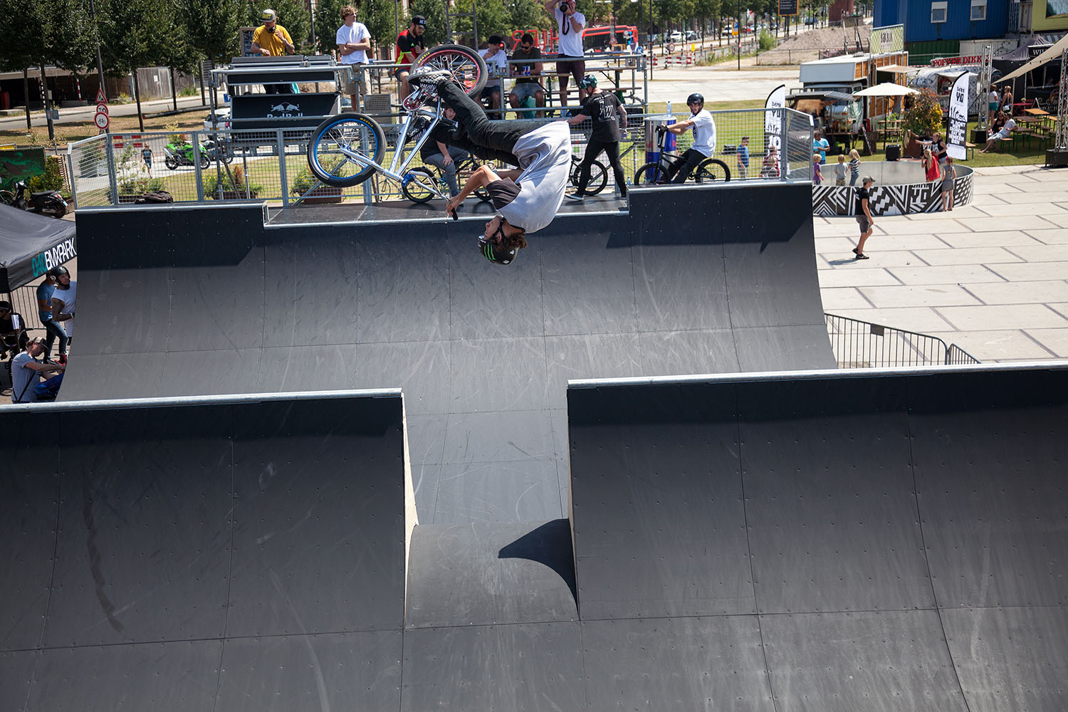 So oft wie Justin Dowell in letzter Zeit beim europäischen Contests aufgetaucht ist, scheint es in der alten Welt ziemlich gut zu fallen. Flair Bar über den Channel