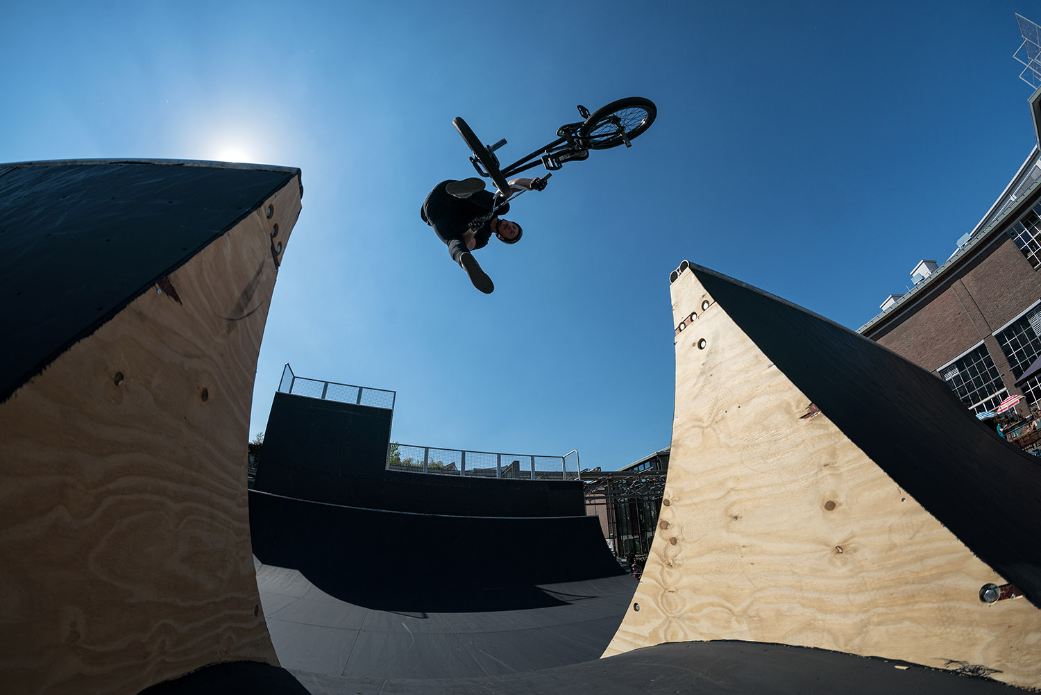 Oppo Downside Whip über den Channel beim 040 BMX Invitational in Eindhoven von Shaun Gornall