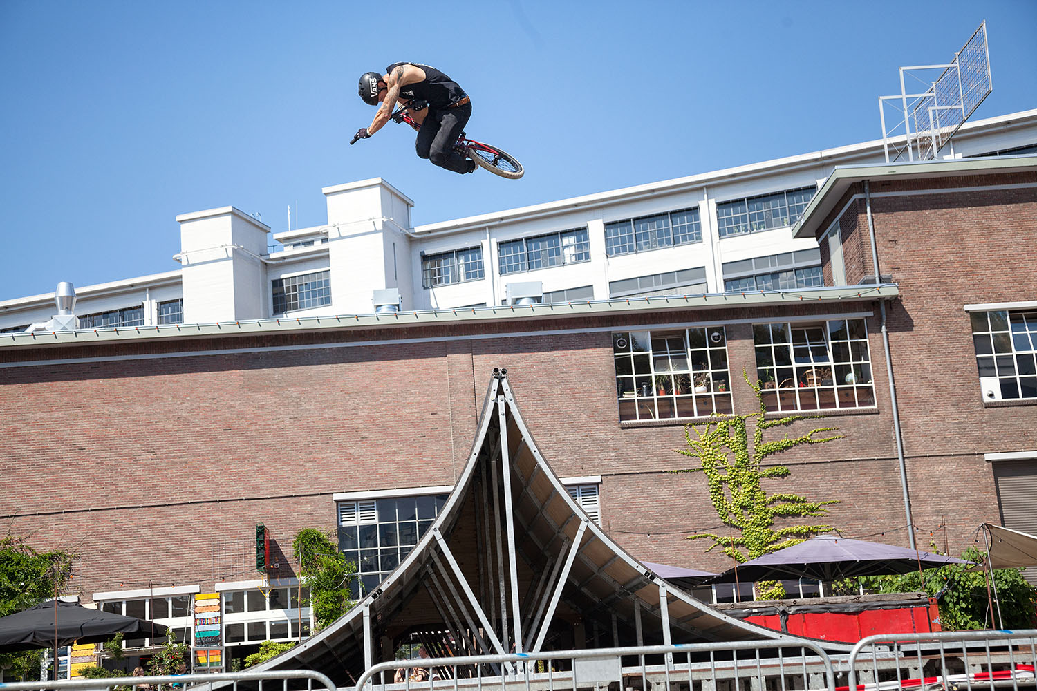 Zdenda Pesek fährt einfach schön Fahrrad