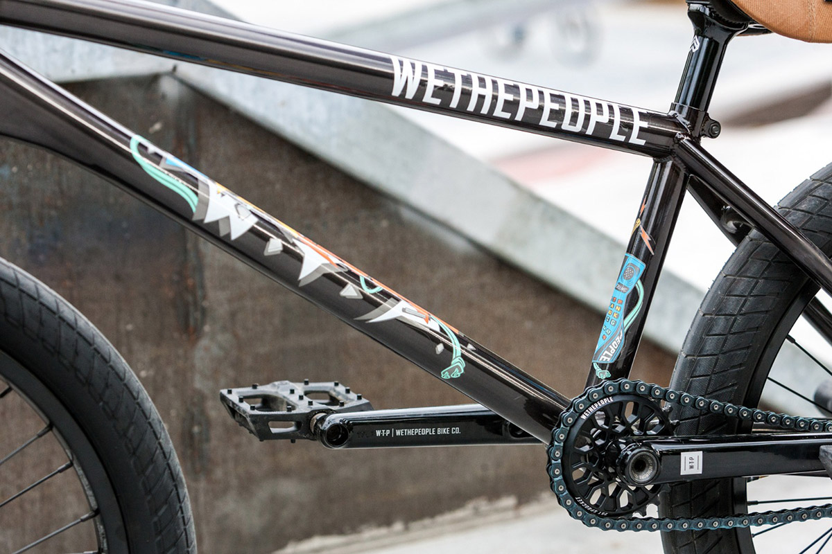 Der neue Pivotalsattel von éclat rechts oben im Bild hat eine besonders stabile Unterkonstruktion und wird an allen 2019er Kompletträdern von wethepeople verbaut