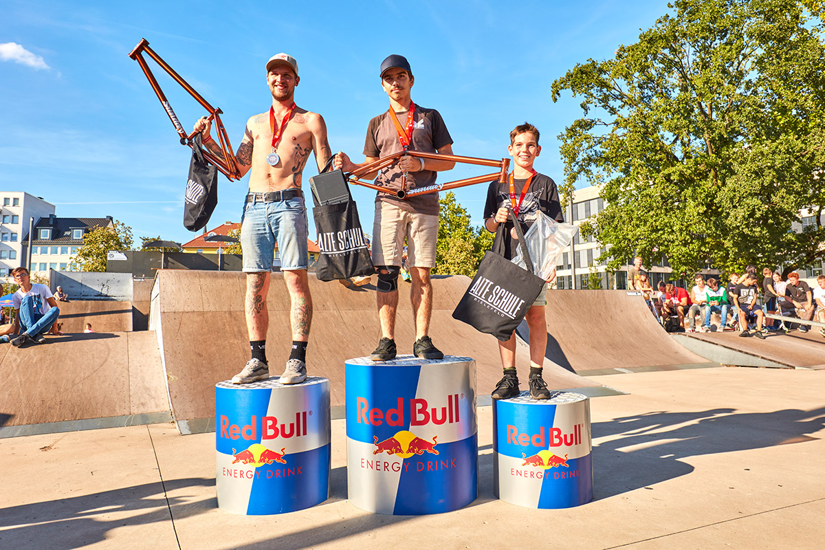 39 hoch motivierte Starter gingen in der der Park-Klasse der Amateure an den Start. Am Ende standen Amaury Waegeman (2.), Alex Anghel (1.) und Tom Clemens (3.) auf dem Siegertreppchen (v.l.n.r.)