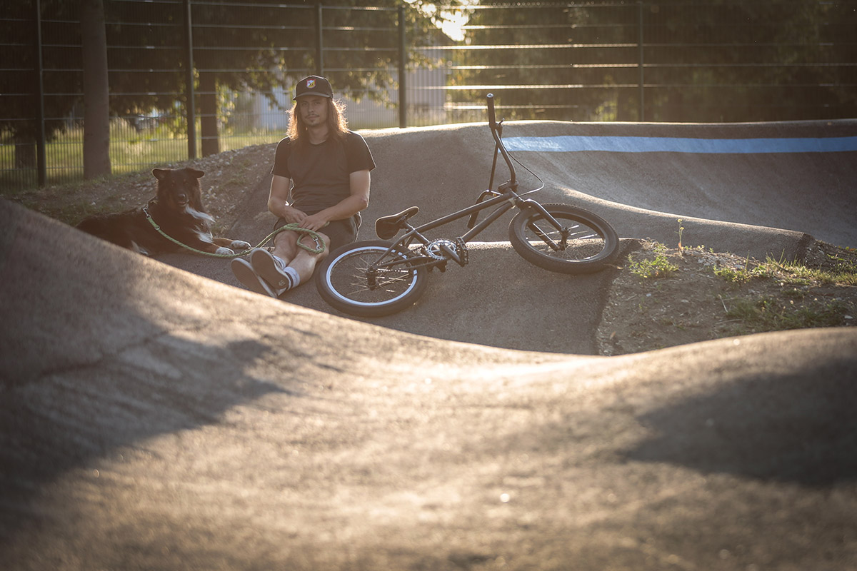 Benjamin Petsch und sein Hund Sam auf dem Pumptrack von Ingolstadt