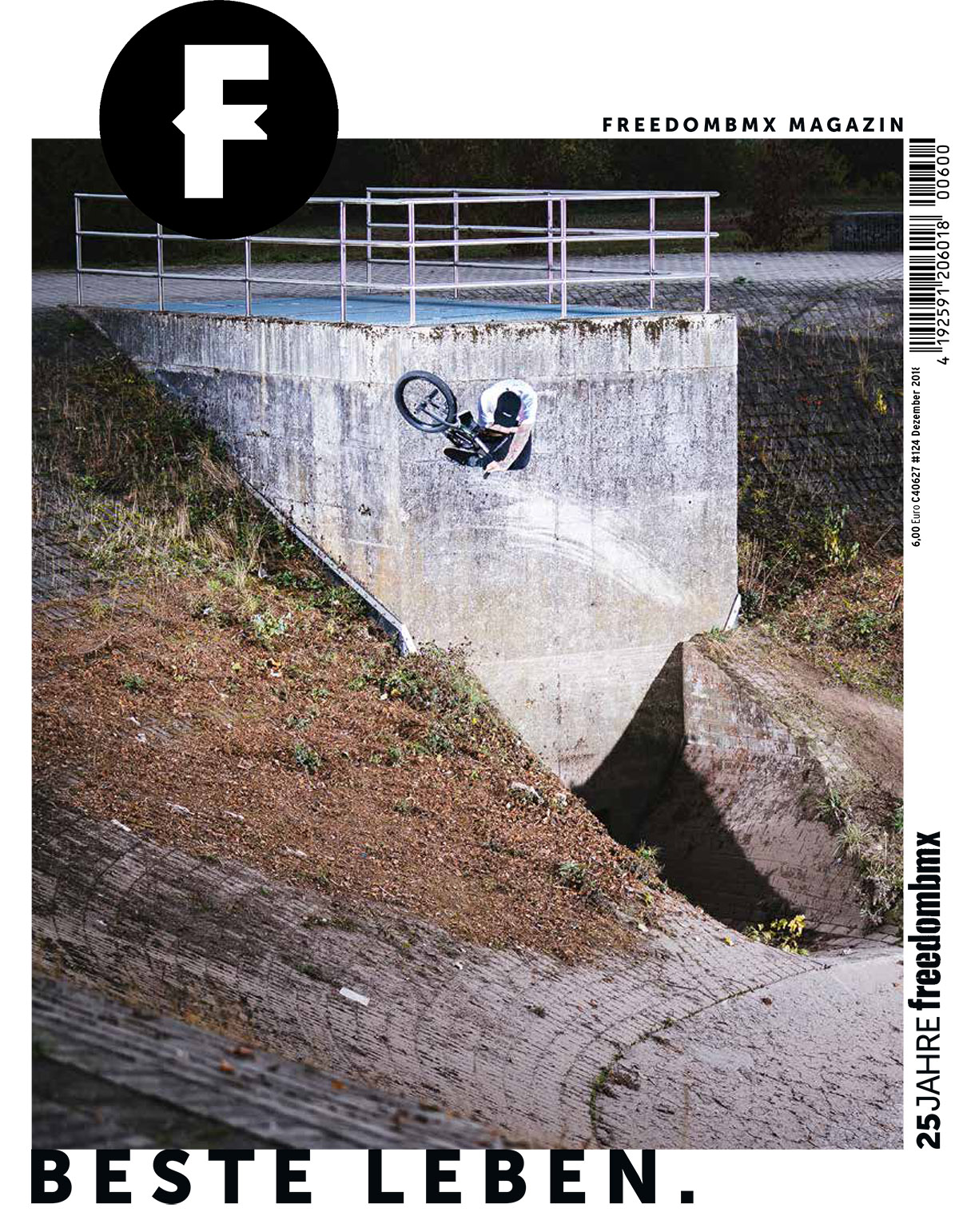 Sektkorkengewitter! Die Jubiläumsausgabe zum 25. Geburtstag von freedombmx ist nun für 6 EUR erhältlich. Wo du das Heft kaufen kannst, erfährst du hier.