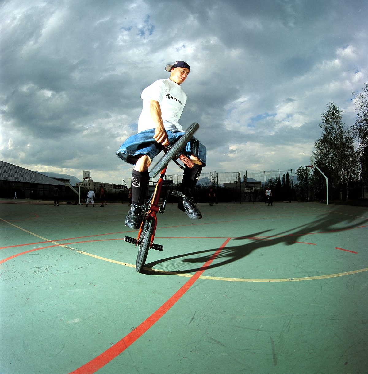 1996 holte KHEbikes den Amerikaner Jesse Puente ins Team. Es folgten weitere Flatlandgrößen wie Matti Kuoppa, Phil Dolan, Effraim Catlow, Chase Gouin und viele mehr