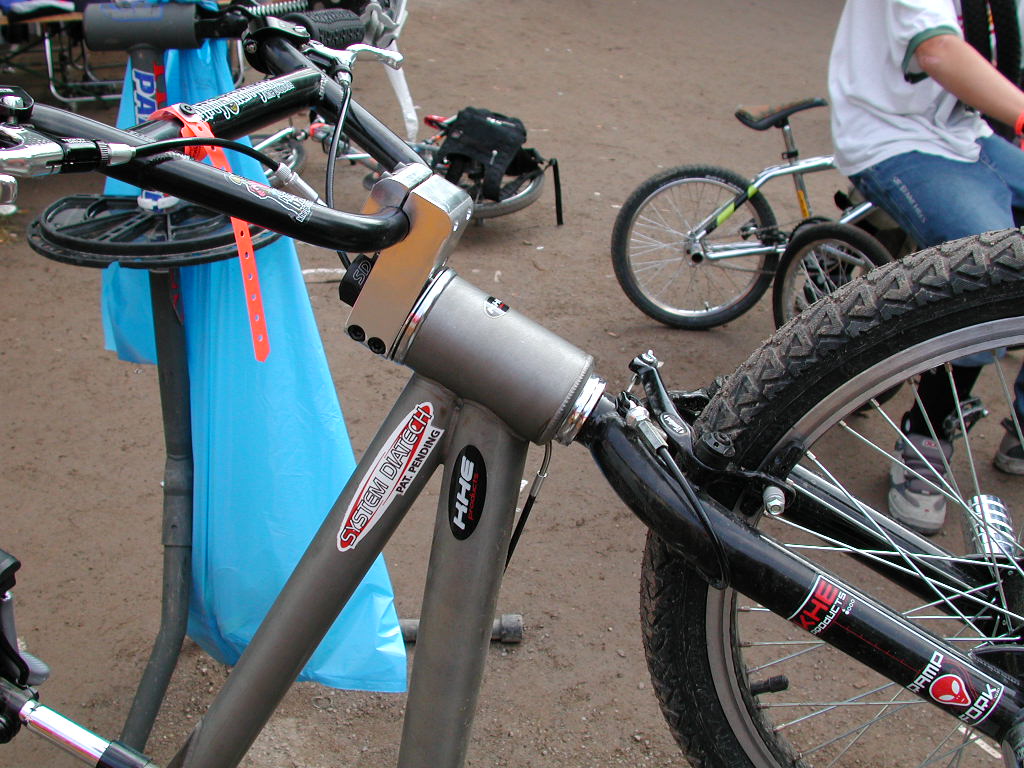 Ebenfalls heiß diskutiert wurde der Internalrotor, mit dem KHEbikes und Diatech 2000 auf den Markt kamen. Viele Leute störten sich an der Coladosenoptik, aber seien wir doch mal ehrlich. Was da vorher unter dem Vorbau schaftkantig rausstand, war auch nicht gerade das gelbe vom Ei. Das System hatte mit einigen Anfangsschwierigkeiten zu kämpfen, aber wie die Zeit zeigen sollte, handelt es sich dabei durchaus um eine interessante Erfindung, die mittlerweile ausgereift ist. Mehr dazu weiter unten
