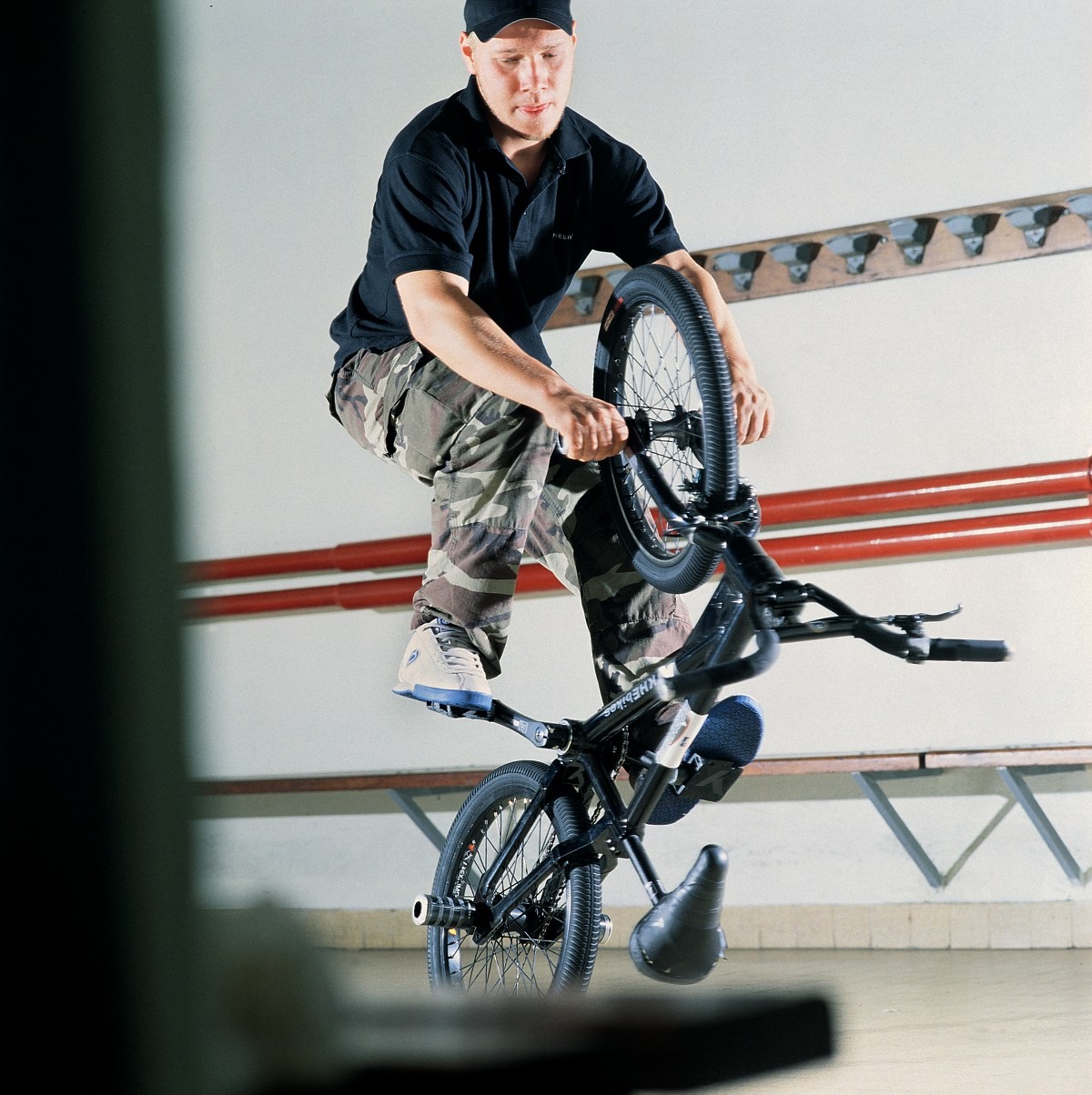 Wer Kevin Nikluskis Interview in unserer Jubiläumsausgabe gelesen hat, weiß, dass Daniel Fuhrmann vom kunstform BMX Shop Anfang der 2000er Jahre einer der besten und erfolgreichsten Flatlander Deutschlands war. Daniel fuhr von 2001 bis 2011 für KHEbikes und hatte während dieser Zeit einige Signatureprodukte