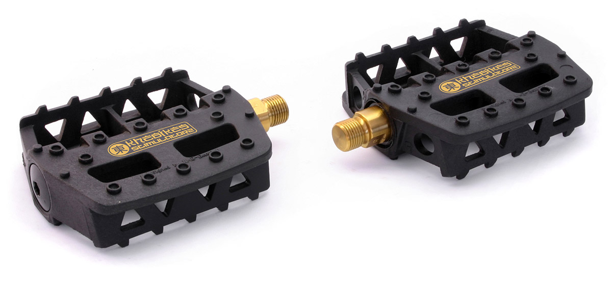 Die MAC-Reifen sollte jeden kennen. Aber was einige von euch vielleicht nicht wissen: KHEbikes war die erste BMX-Firma, die Plastikpedalen anbot. Hier haben die 2006er Version der Stimulatorz mit Titanachsen!