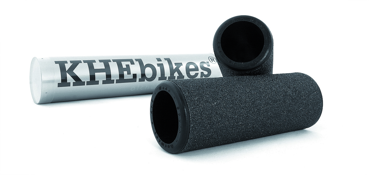 Und hier haben wir noch ein Produkt, das sich heutzutage an den meisten BMX-Rädern findet, und bei dessen Aufkommen KHEbikes an vorderster Front mit dabei war: Plastikpegs. Die Alchemy-Pegs kamen 2008 in die Läden und waren komplett aus Kunststoff, was sie zum Streetfahren eher ungeeignet machten, aber mit etwas Griptape versehen, konnte man damit durchaus Flatland fahren und gleichzeitig Gewicht sparen