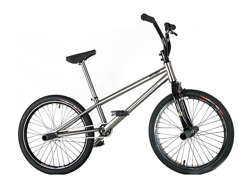 Aber es ging noch leichter: Dieses Flatlandrad von KHEbikes wog sogar nur 7,75 kg. Das Geheimnis: der Rahmen war aus Titan, was ziemlich auf den Preis drückte. Sicherlich ein Grund, warum es das gute Teil nie in den Handel schaffte