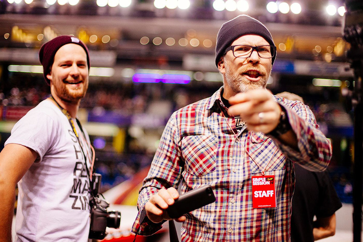 Kay Clauberg war ab 1995 Chefredakteur von freedombmx, bevor dann Martin "xmx" Ohliger (links unscharf im Bild) 2014 offiziell diesen Posten übernahm, der zuvor schon eine Zeit lang als stellvertretender Chefredakteur maßgeblich für die inhaltliche Ausrichtung des Hefts und die Fotoproduktion verantwortlich war; Foto: Vincent Perraud