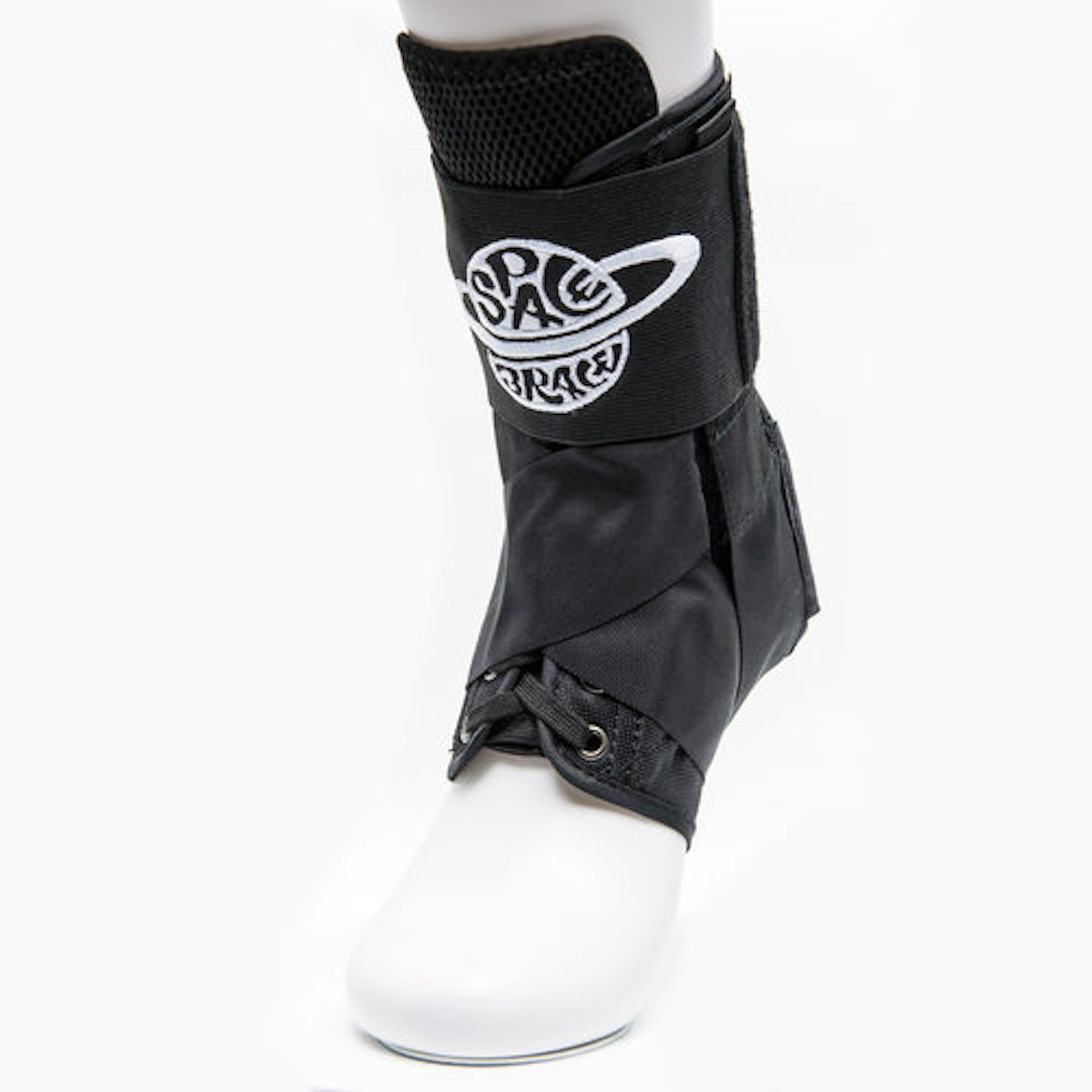 Die Space Brace hilft bei Knöchelproblemen und beugt ihnen sogar vor. Ab sofort ist der innovative Knöchelstutz in Europa über Sport Import erhältlich.
