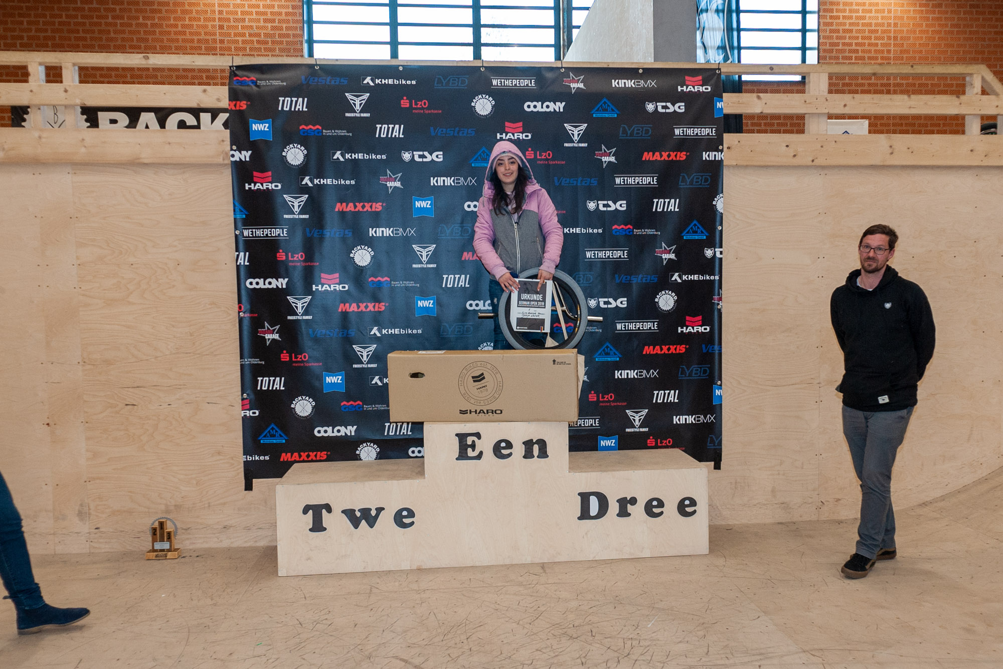 Die Gewinnerin der Klasse Amateure Women bei den German Open 2019 in der Skatehalle Oldenburg