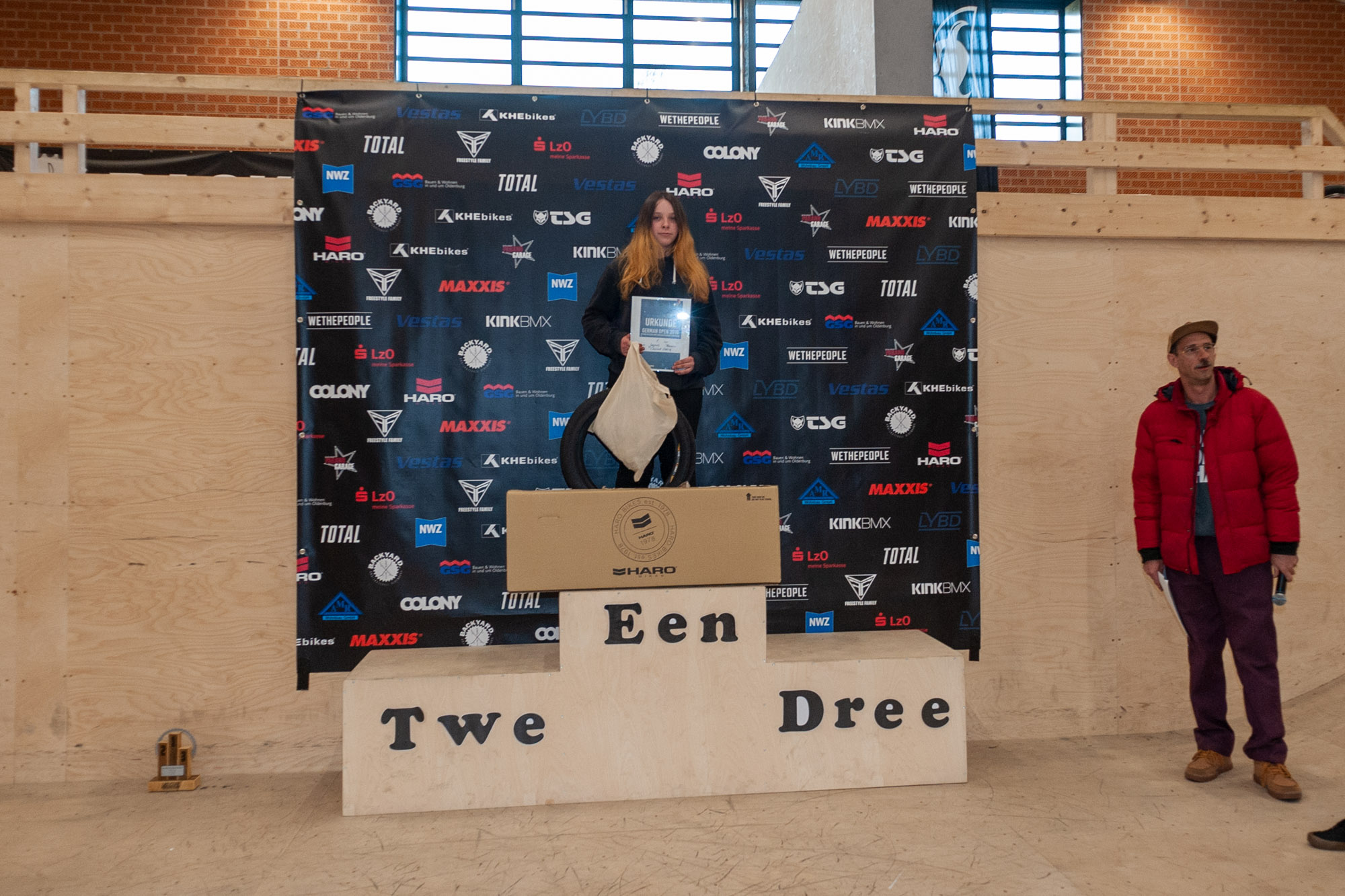 Die Gewinnerin der Klasse Jugend Women bei den German Open 2019 in der Skatehalle Oldenburg
