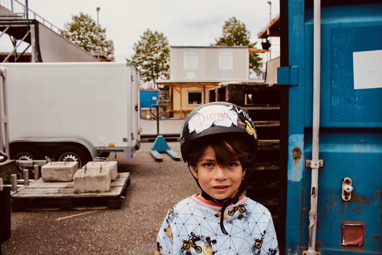 Und noch mal Diego, der Junior von den Hallenbetreibern Karen und Michel Carmona. Auch wenn er hier etwas finster schaut, er ist so ziemlich der coolste Zwerg weit und breit. Ob er BMX fährt? Was glaubt Ihr? 
