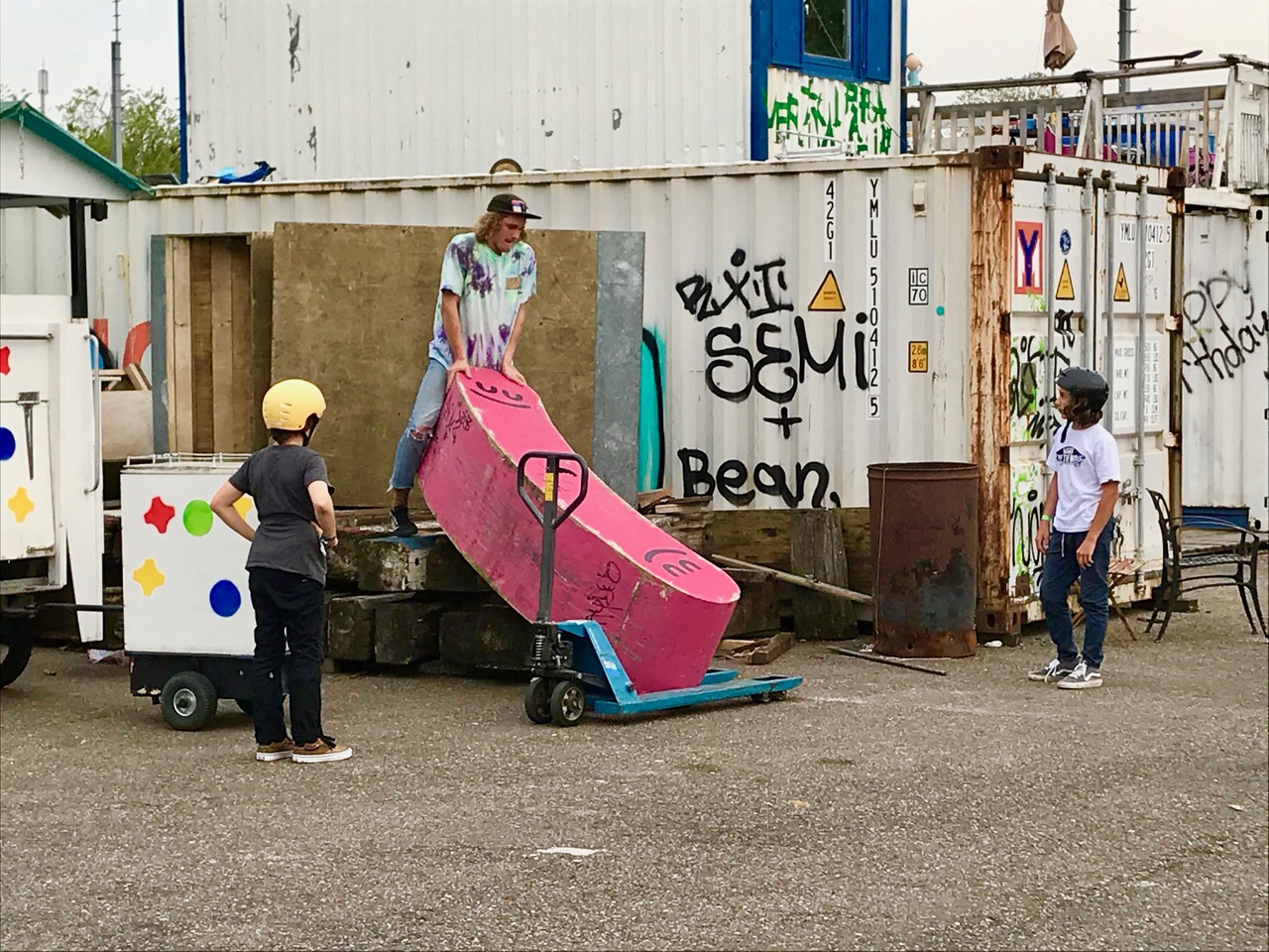 Konsty Rudobashta zeigt Edgar und Jonathan, wie man aus wenig viel bauen kann