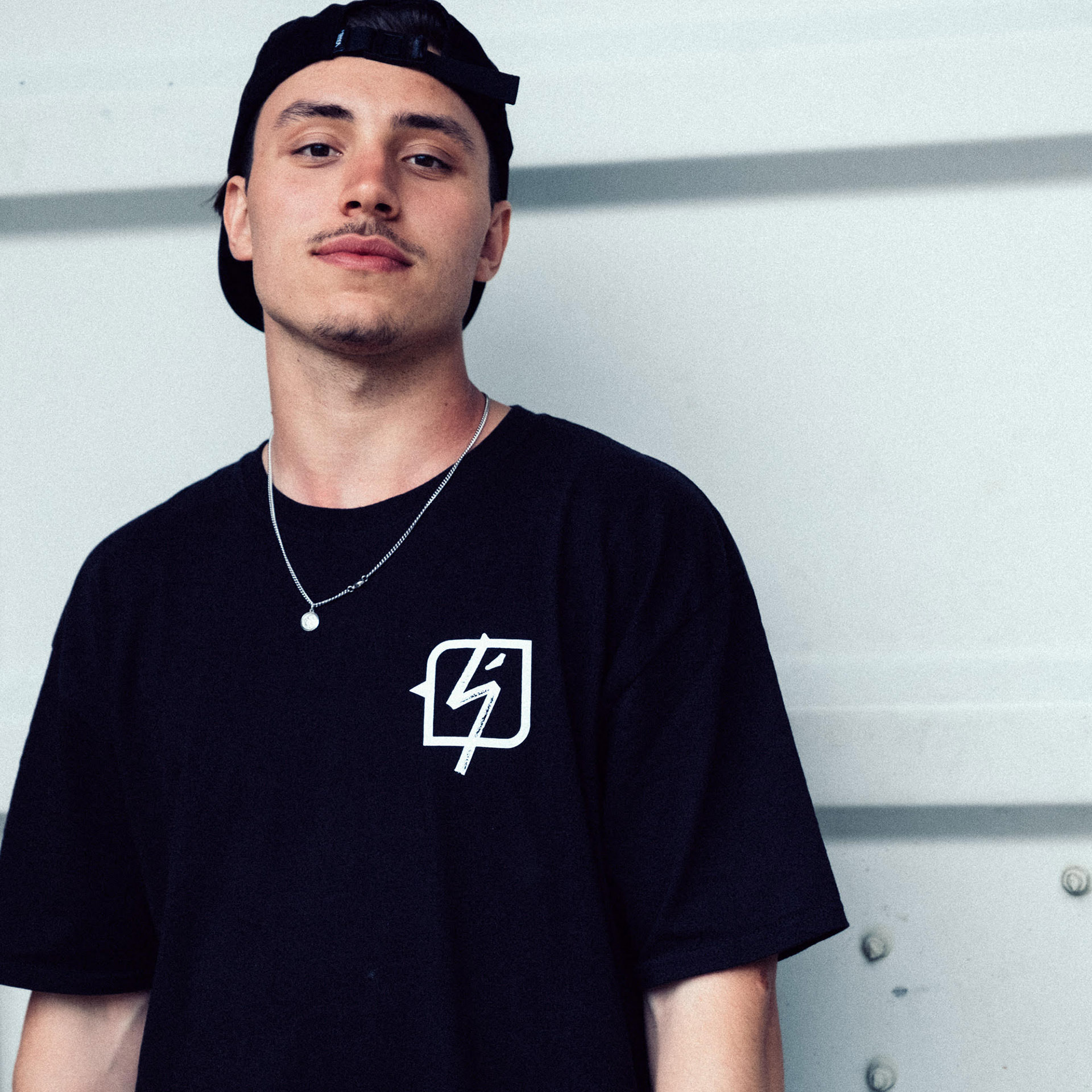 Miguel Smajli und das kunstform X Shadow T-Shirt