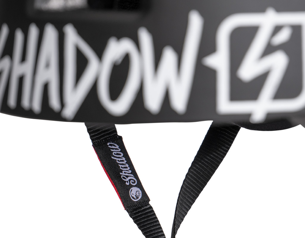 Die Größen S/M und L/XL beinhalten zwei Polstersets für individuelle Passgenauigkeit. Der kunstform X Shadow Helm kommt ab Mitte März in den Handel