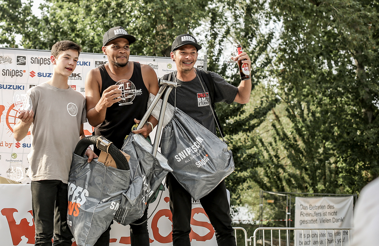 Niemand freut sich über seinen Weltmeistertitel wie Robson Luiz Teneira dos Sante und seine Homies aus Brasilien, die wild schreiend und ausgelassen tanzend die Bühne kaperten, als das Ergebnis verkündet wurde