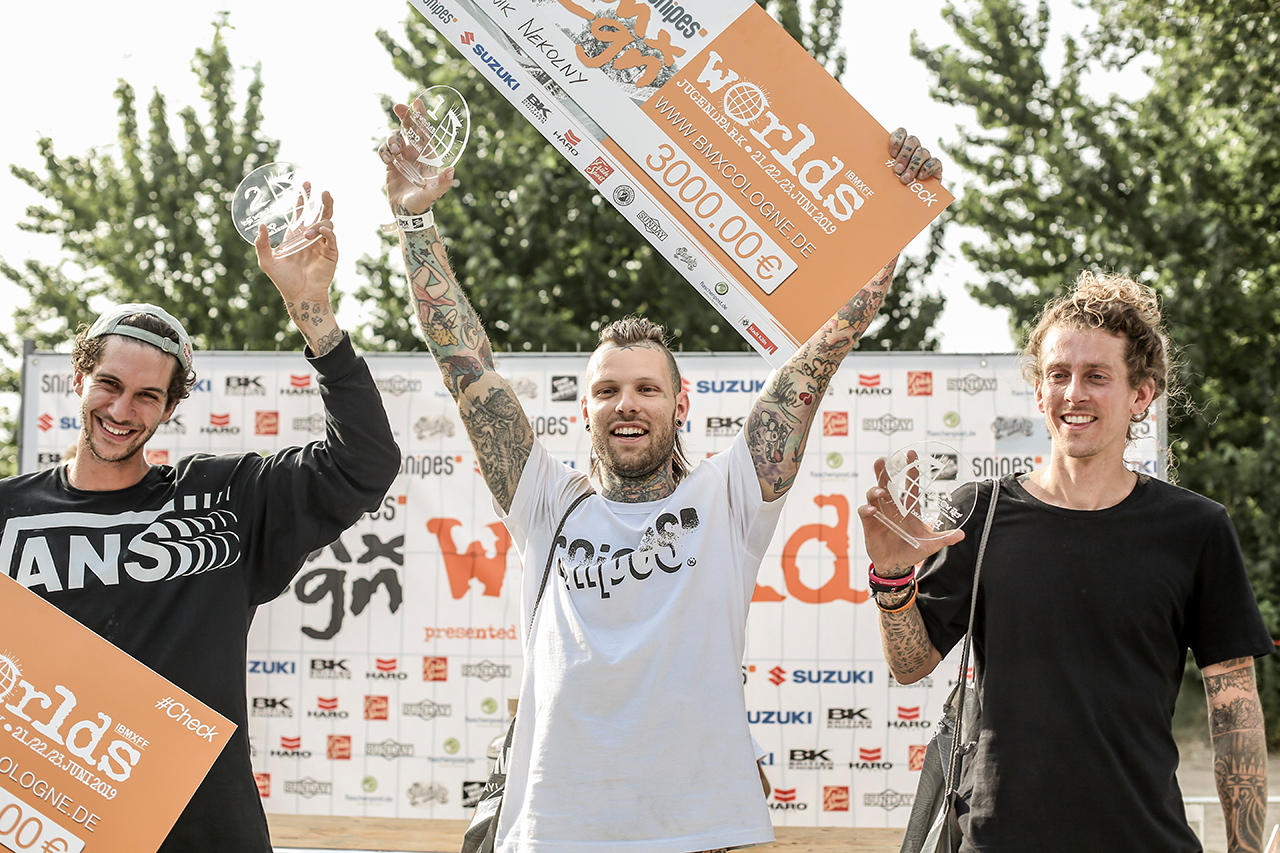 In der Pro-Flatlandklasse konnte der Franzose Matthias Dandois seinen Weltmeistertitel nicht verteidigen. Er musste sich Dominik Nekolny aus Tschechien geschlagen geben, der im Finale einen unfassbaren Run ablieferte (Video folgt in Kürze). Platz 3 ging aus den Erstplatzierten in den Vorläufen, den Kanadier Jean William Prevost