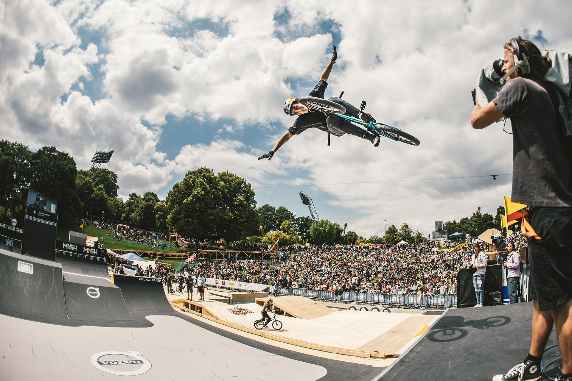 Irek Rizaev geht 2019 zwar nicht beim MASH an den Start, demonstriert auf diesem Foto aus dem vergangenen Jahr, was euch im Münchener Olympiapark erwartet, nämlich ein volles Haus und erstklassige BMX-Action