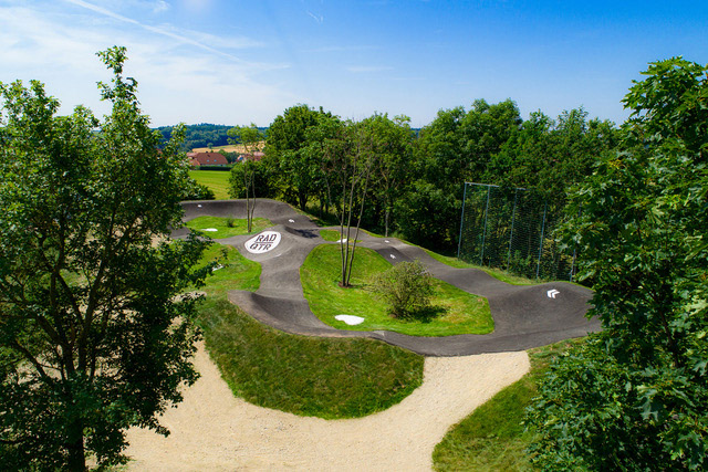 Der neue Pumptrack in Litzendorf (Bayern) ist 1.000 qm groß und in Zusammenarbeit mit dem RadQuartier entworfen und verwirklicht