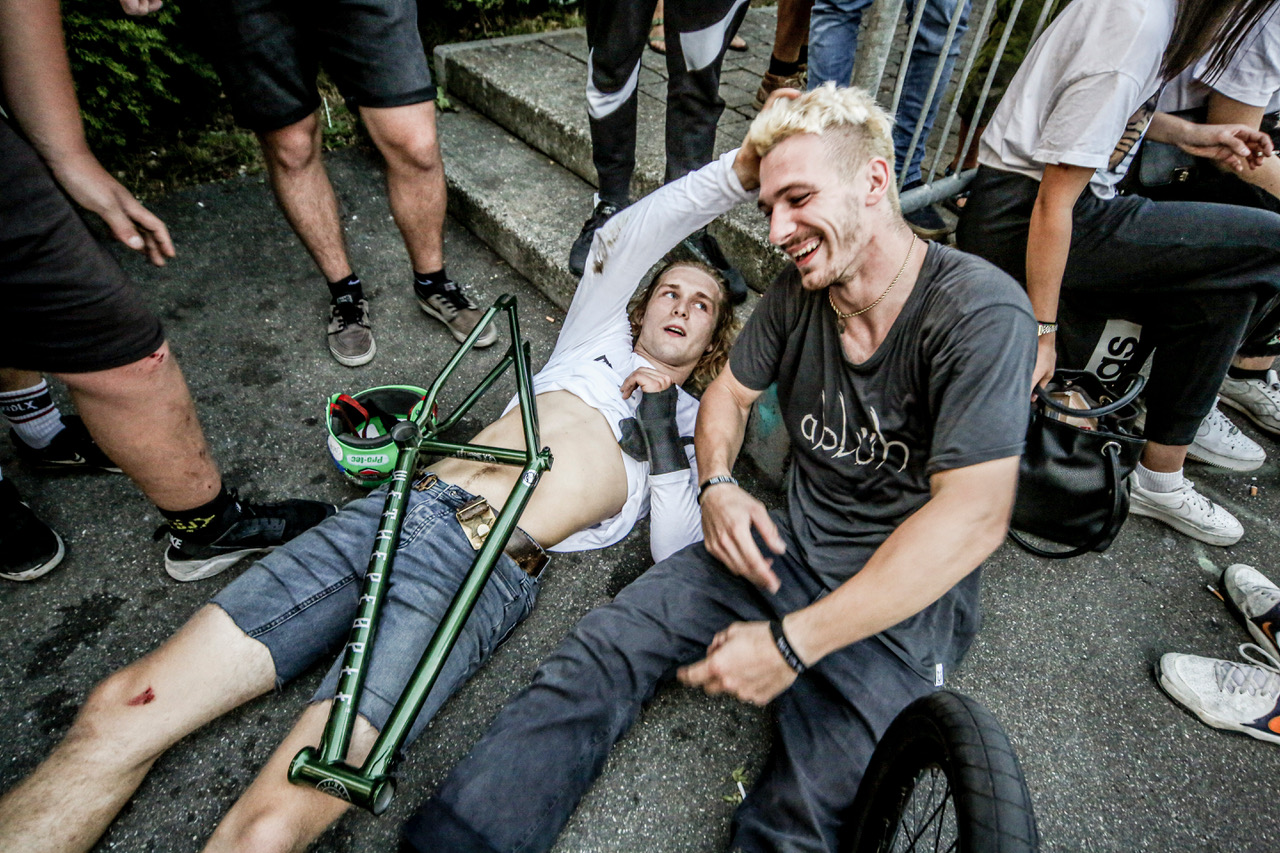 Micha Dunger (rechts) freut sich über den JTK-Gewinn und Konsty Rudobashta gratuliert mal wieder verletzungsbedingt