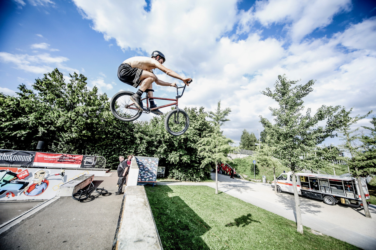 Mit diesem riesigen Satz über die Parkmauer gewann Luc Morat die Best-Trick-Wertung beim BMX Männle 2019