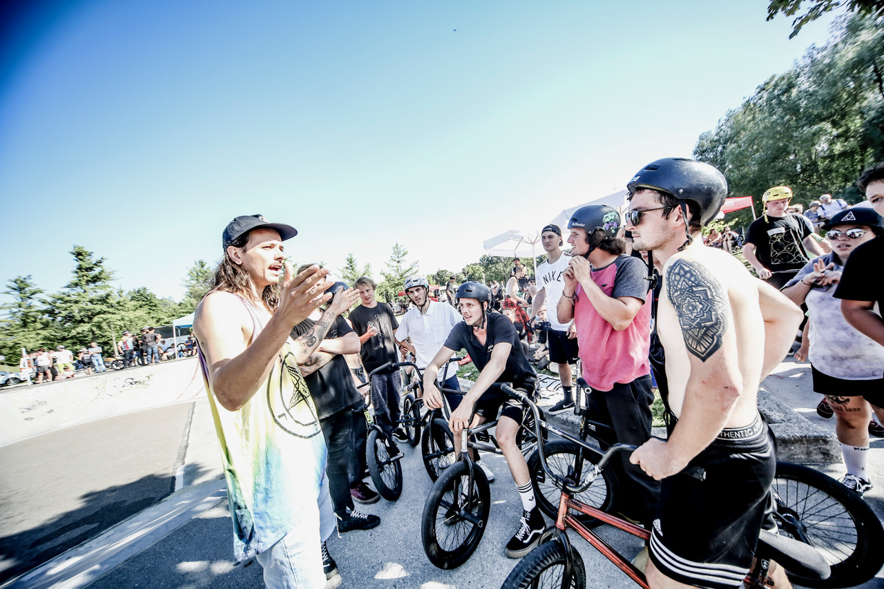 MC Huld spricht und alle folgen seinem Kommando