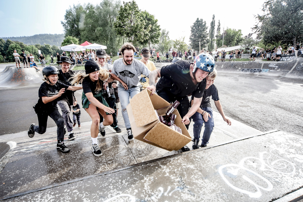 Punktlandung: Direkt nach der Siegerehrung fing es an zu regnen, die traditionelle Schlacht um die Shokomonk-Riegel fand aber natürlich trotzdem statt