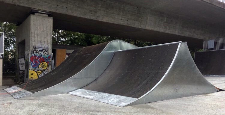 Jumpbox und Spine im Skatepark Friedrichshafen