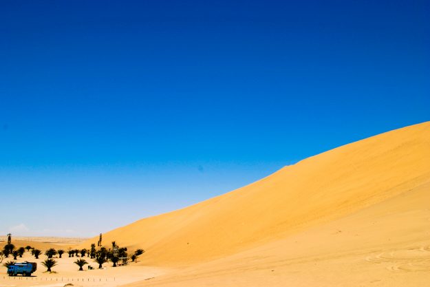 Zwischenstopp am Fuße einer gigantischen Sanddüne in Namibia. Foto: Steve Lorimer/OverAfrica