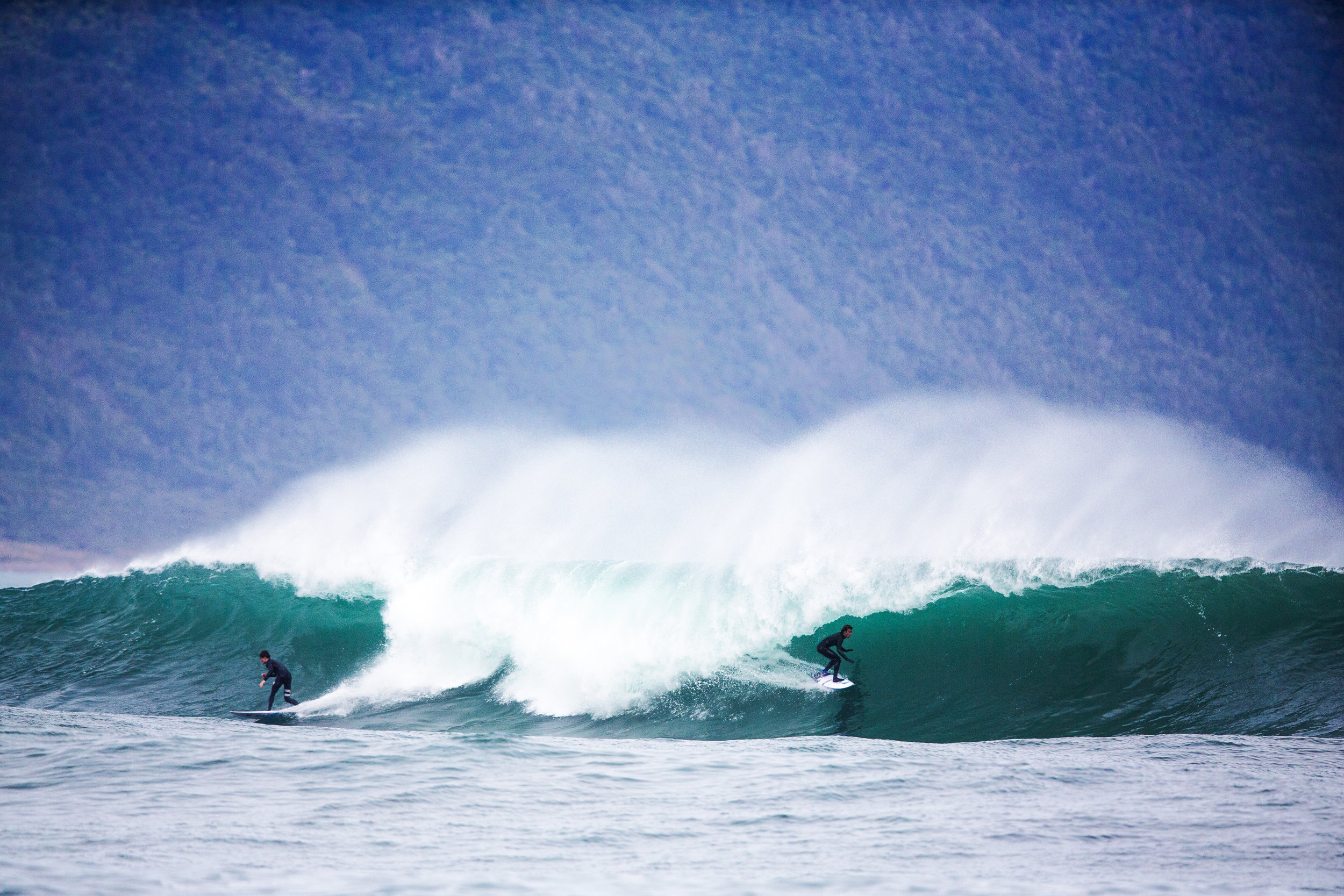 Tiefes Wasser trifft auf flaches Riff und erzeugt diese Welle. Foto: Arawua Guides