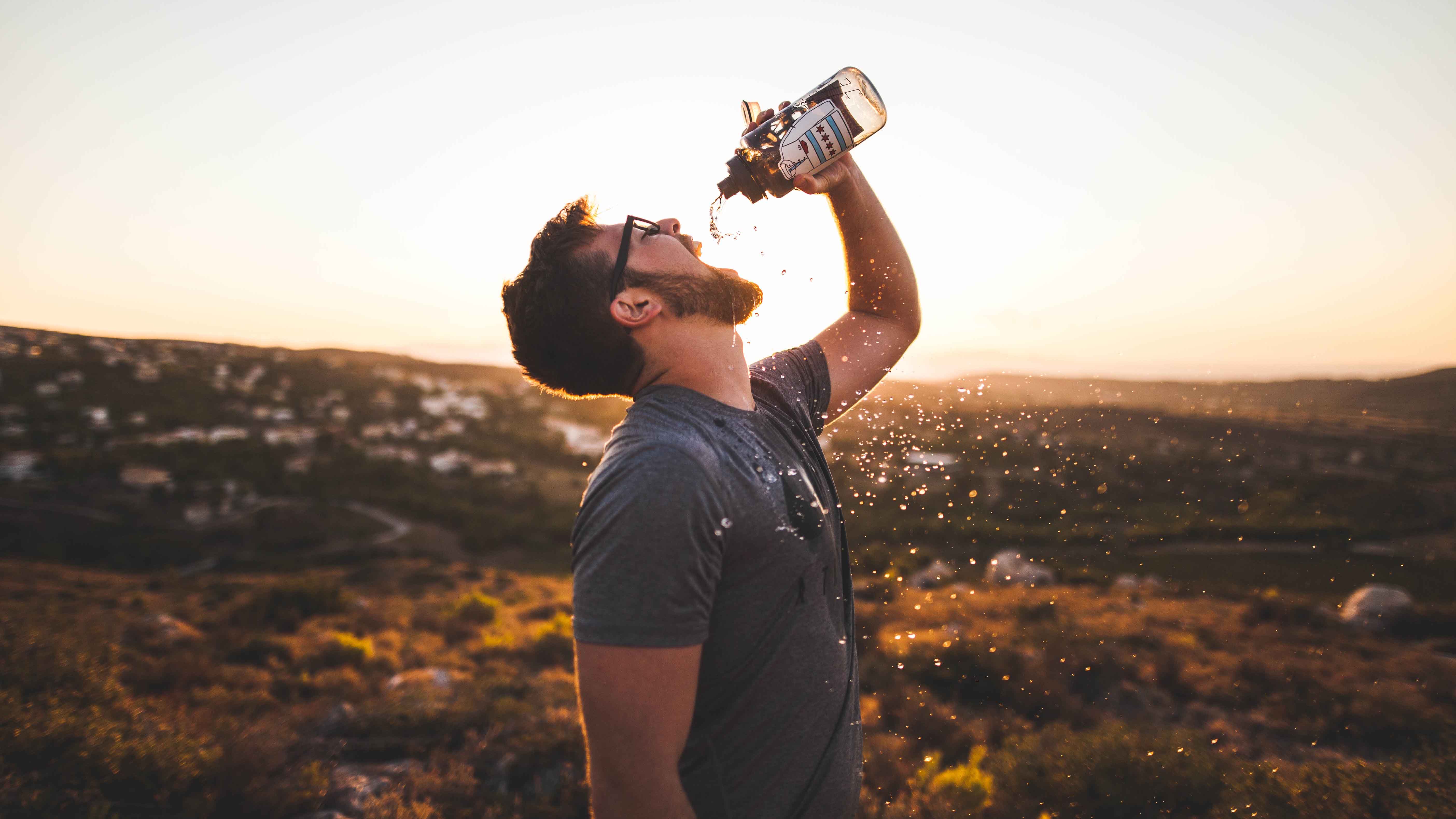 Ein erfrischendes Wasser kann Wunder auf einem Langstreckenflug bewirken. Foto: Aidan Meyer