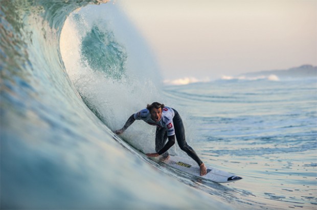 Dane Reynolds' Board brach in den Semifinals in Frankreich (2012), im Finale verlor er dann mit einem 