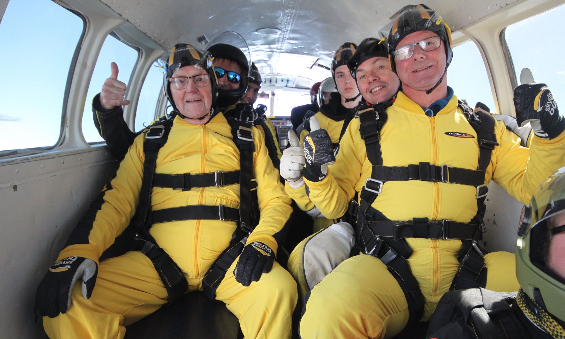 Hayes mit seiner Familie vor dem Sprung. Foto: Skydive Buzz 