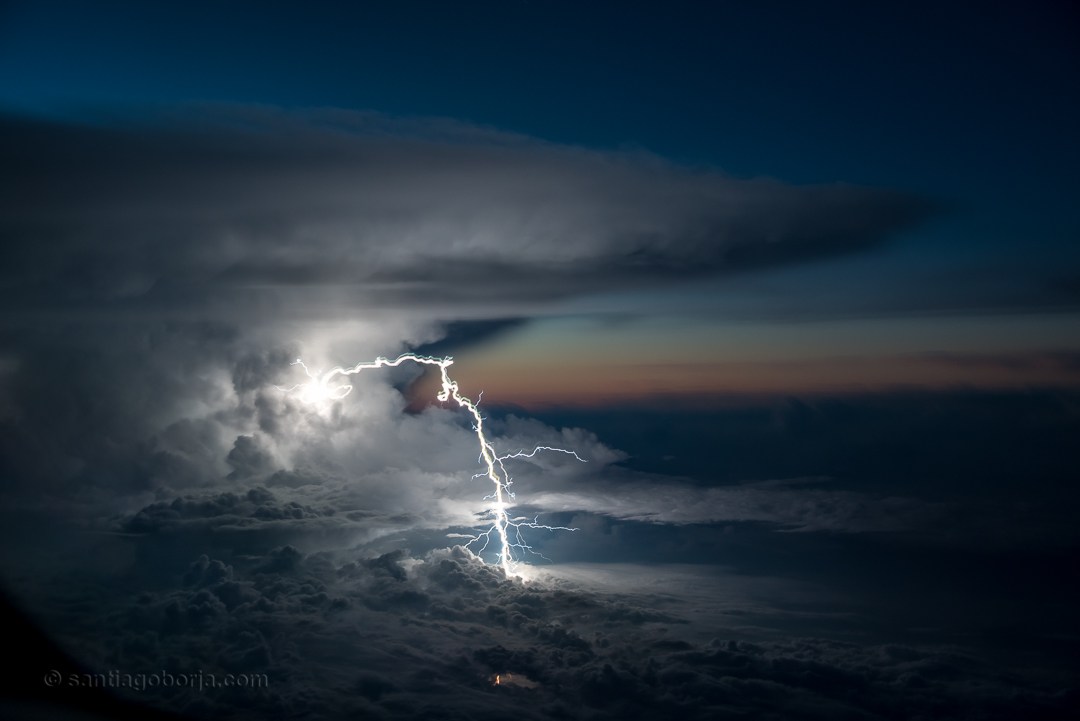 lightning-strike - Dieses typische Naturschauspiel sieht man vermehrt zwischen Amazonas und den Anden. Foto: Santiago Borja