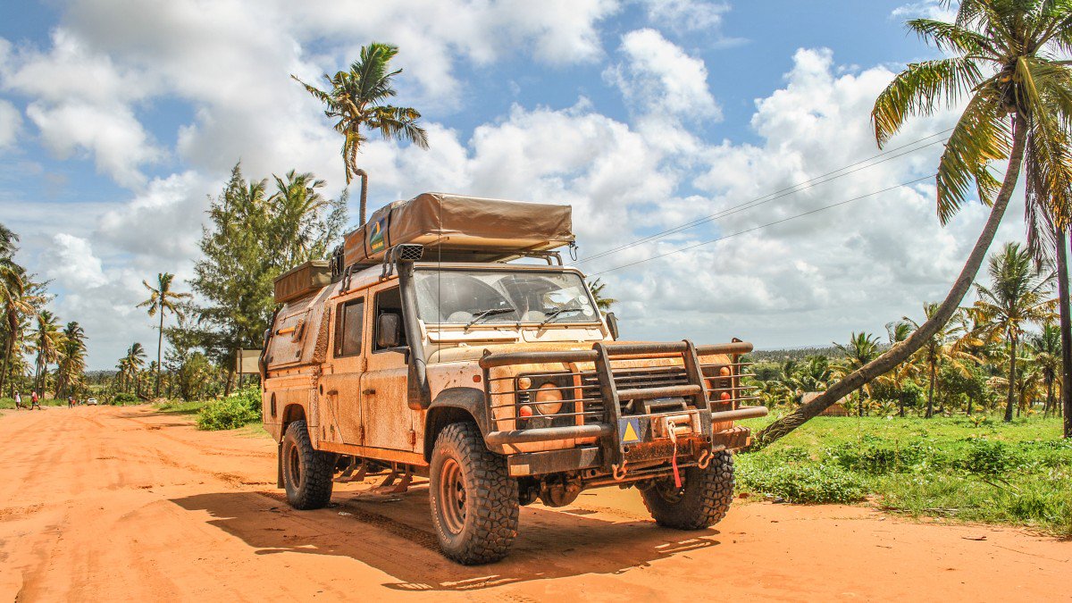 Der Landy auf der ersten Etappe in Mosambik – Credit: Graeme Bell