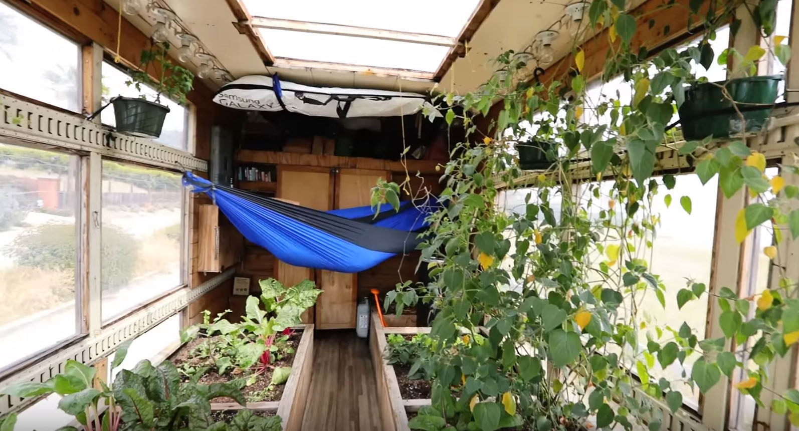 Off-The-Grid | Norwegische Familie baut autarkes Eco... Off-The-Grid | Norwegische Familie baut autarkes Eco...
