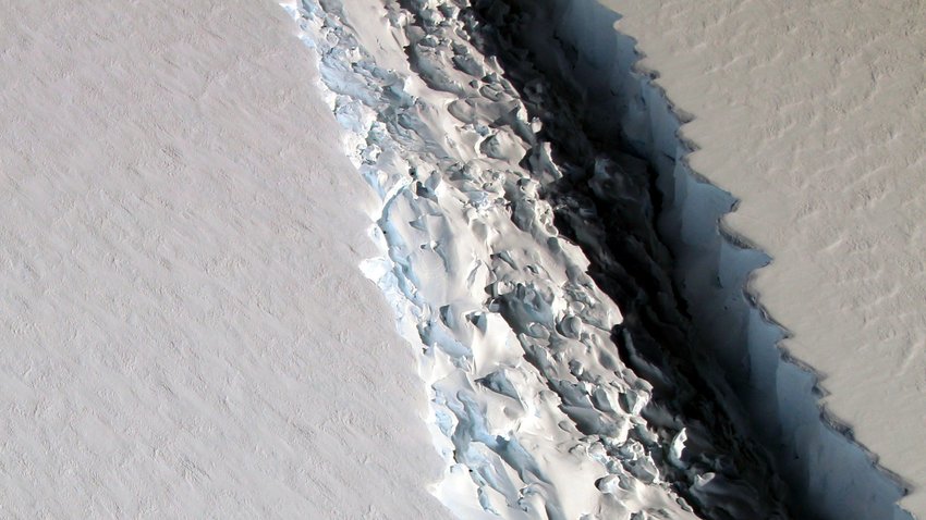 Ein Bild der NASA aus dem März 2017 zeigt den Riss im Larsen-C-Schelfeis – Credit: NASA/John Sonntag