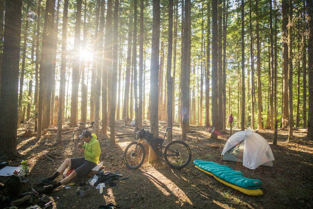 Camp am Mount Hood – Credit: Gabe Amadeus