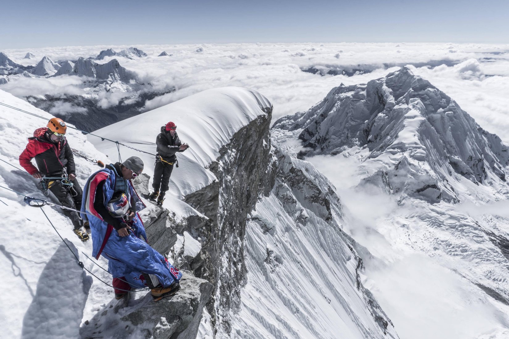 Letzte Vorbereitungen vor dem Absprung – Foto: Denis Klero/Red Bull Content Pool