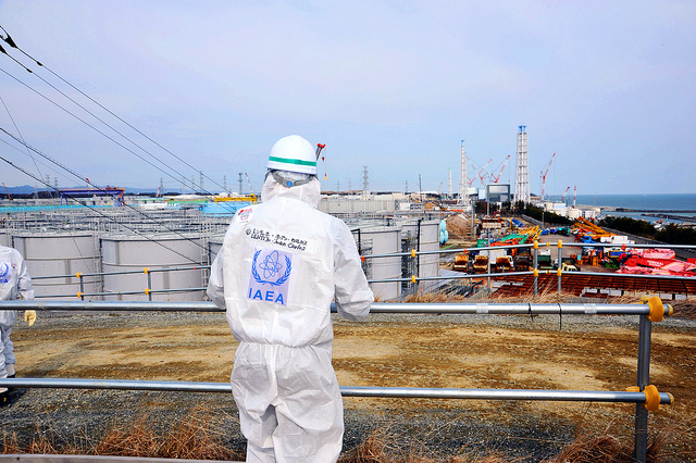 Unzählige Wassertanks mit radioaktiv kontaminiertem Wasser befinden sich auf dem Gelände des zerstörten Atommeilers – Foto: Susanna Loof/IAEA/Creative Commons 