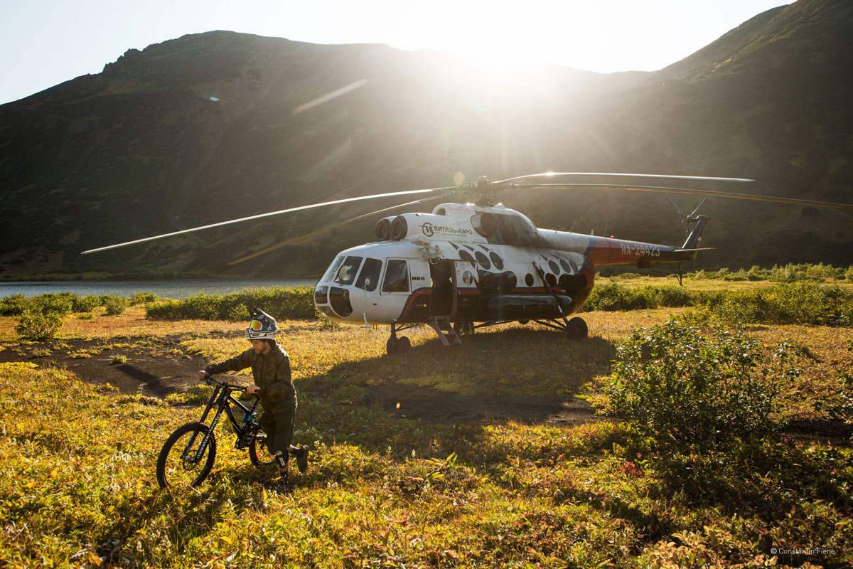 Mit dem alten russischen Heli aus Militärbeständen ging es auf den Berg | Credit: Constantin Fiene